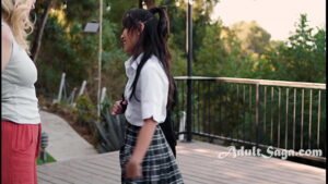 imagen Les MILF bagnata dalla gonna della figliastra asiatica